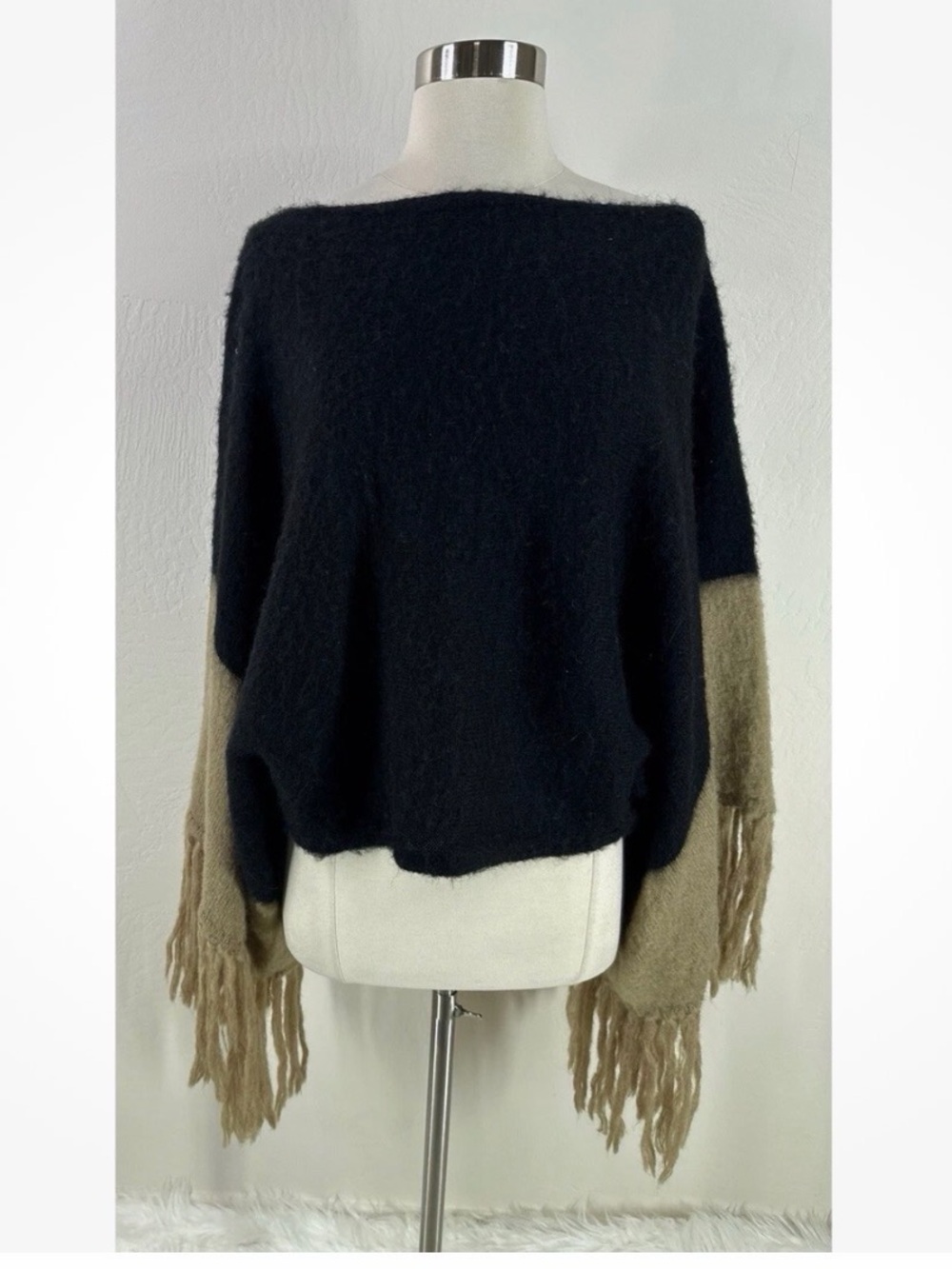 Chico’s wool blend Black & Tan Fringe-Sleeve Women’s poncho